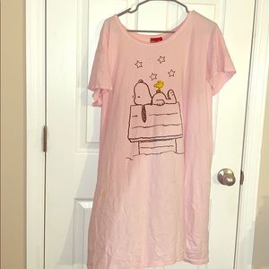A peanuts night gown
